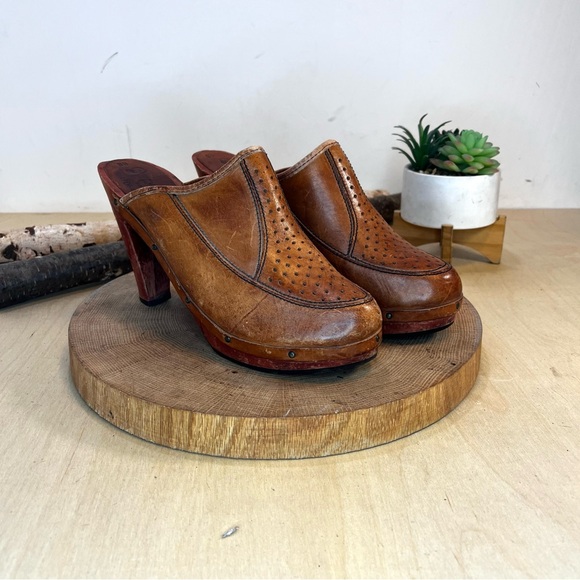Capeto | Vintage 70’s Wooden Heeled Leather Mules in Brown Size 9 - Picture 4 of 13